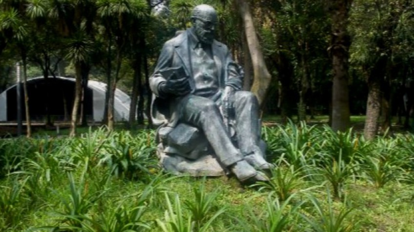Leon Felipe. Estatua en mexico.